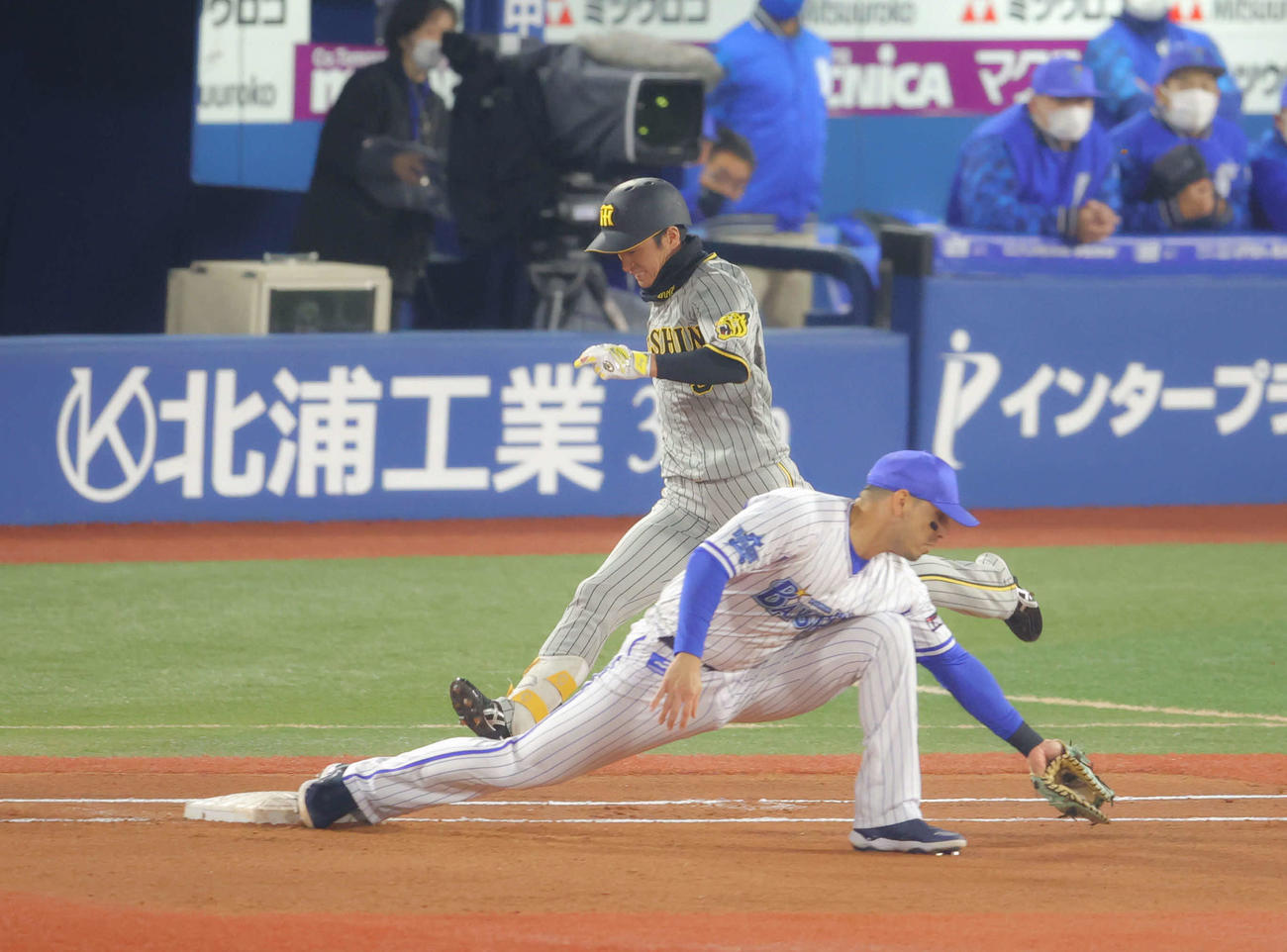DeNA対阪神　4回表阪神無死、遊ゴロで一度出塁するも、三浦監督のリクエストによりアウトとなる近本（撮影・河田真司）