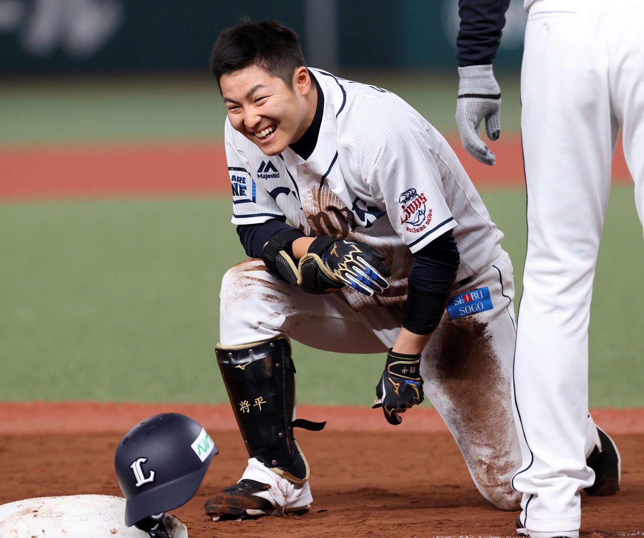 西武対ロッテ　8回裏西武2死一、二塁、鈴木は中前適時打を放つと、相手の後逸もあって一気に三塁を回るも、転倒してアウトになる（撮影・浅見桂子）