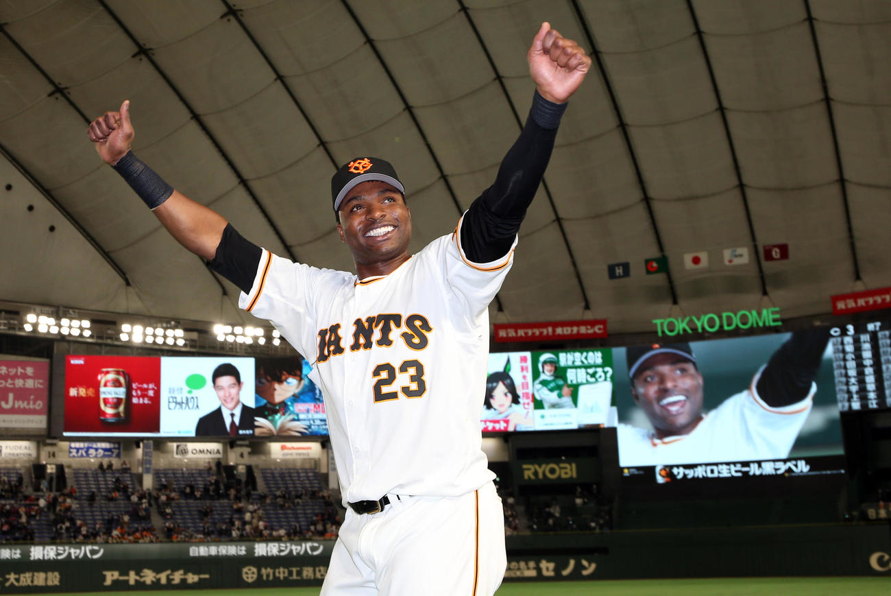 巨人対広島　ヒーローインタビュー後、ファンの拍手に応える巨人ポランコ（撮影・狩俣裕三）