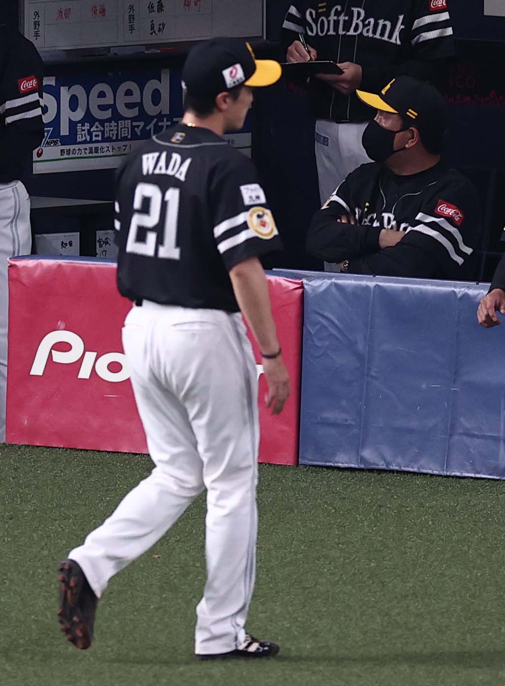 オリックス対ソフトバンク　5回、藤本監督（右）はオリックスに勝ち越しを許し降板する和田に厳しい表情を見せる（撮影・上田博志）
