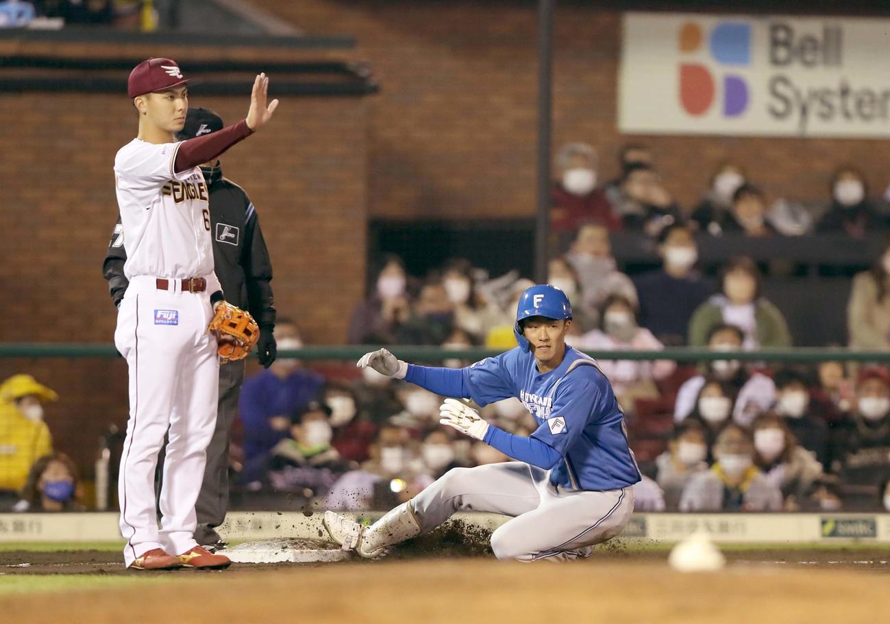 楽天対日本ハム　9回表日本ハム2死一、二塁、右中間に2点適時三塁打を放つ石井（撮影・黒川智章）