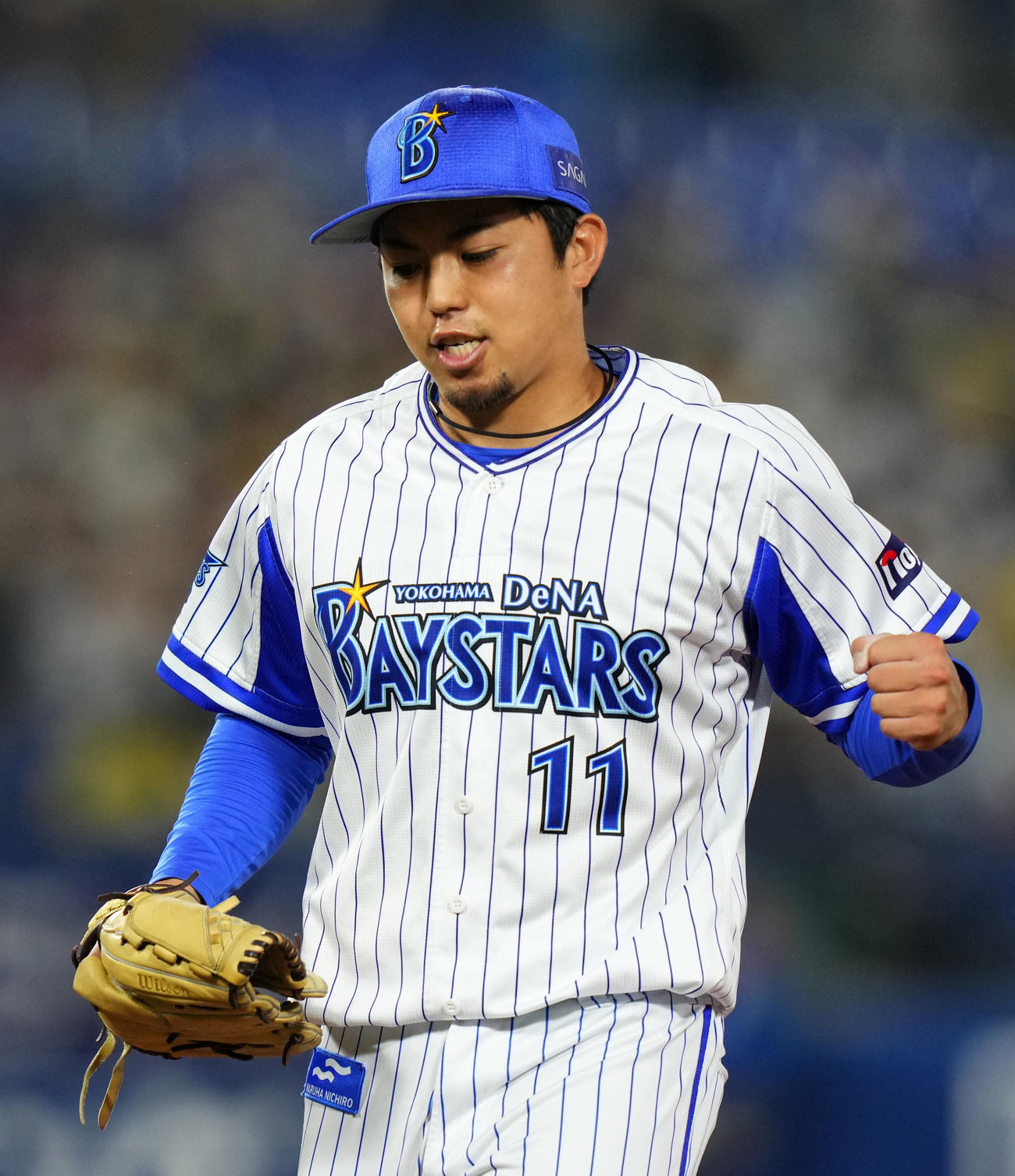 DeNA対阪神　7回表を無失点に抑え拳を握り締めるDeNA東（撮影・横山健太）