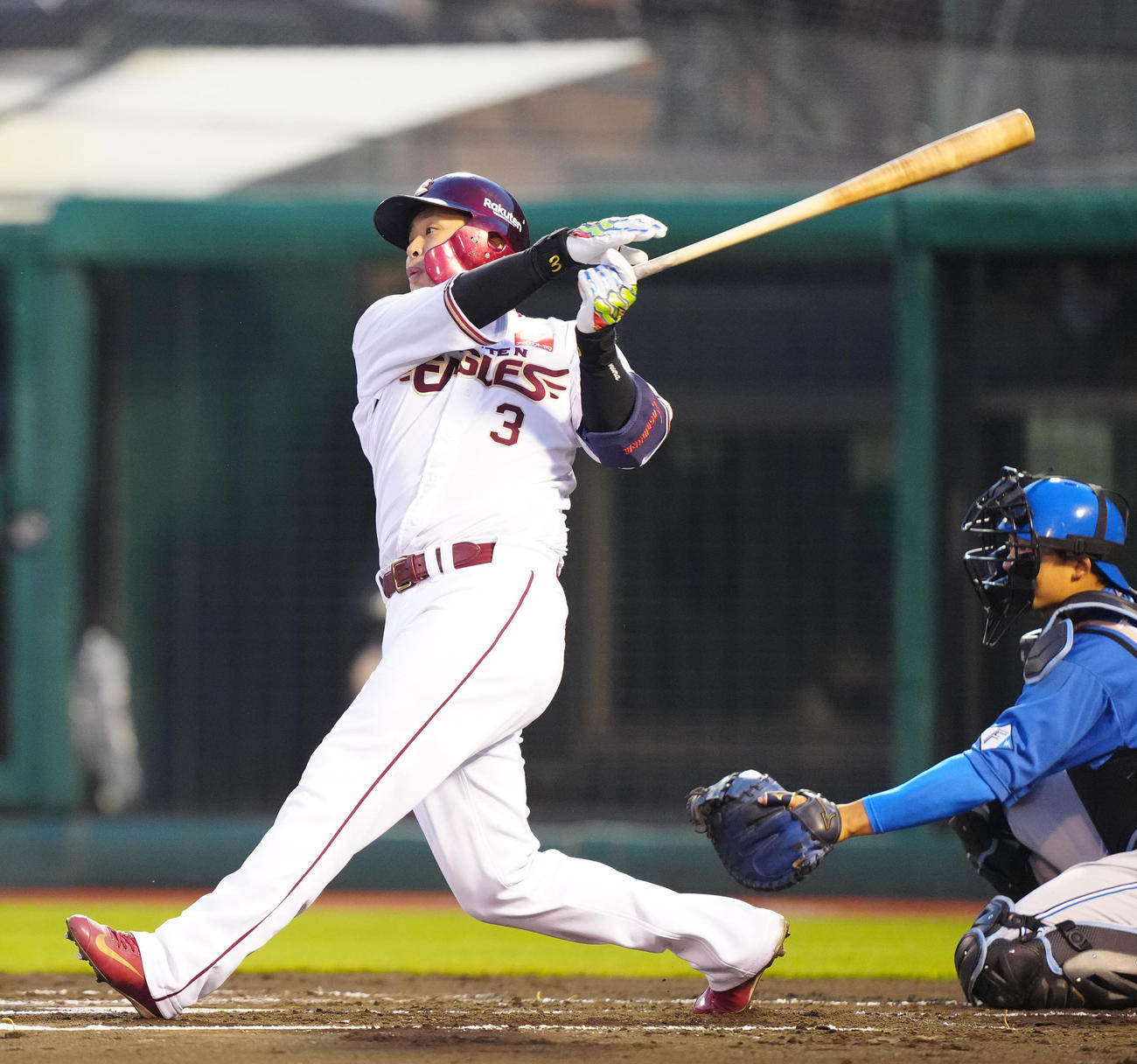 楽天対日本ハム　1回裏楽天2死三塁、先制2点本塁打を放つ浅村（撮影・江口和貴）