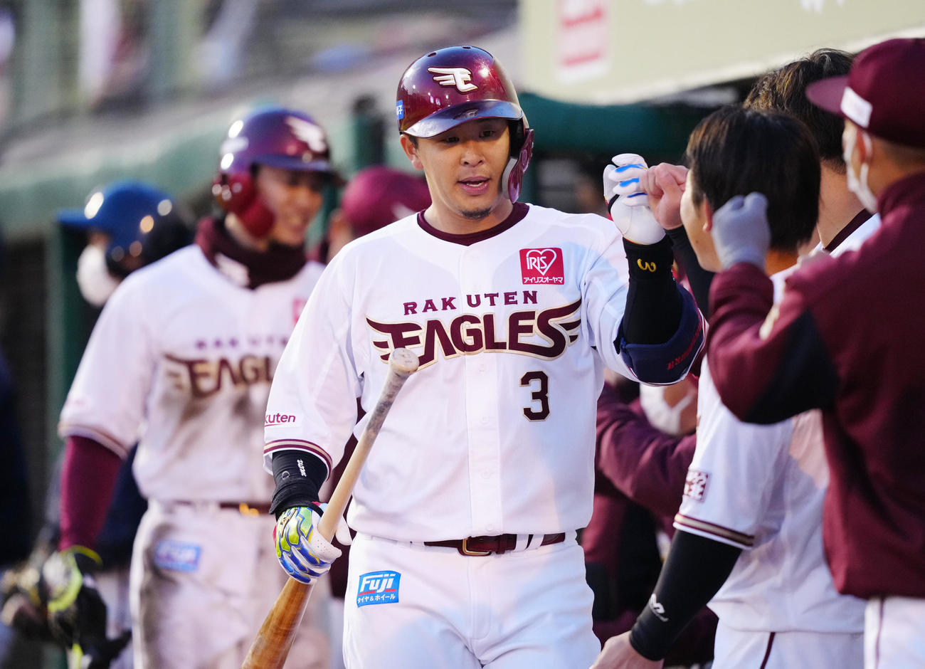 楽天対日本ハム　1回裏楽天2死三塁、先制2点本塁打を放ちタッチを交わす浅村（撮影・江口和貴）