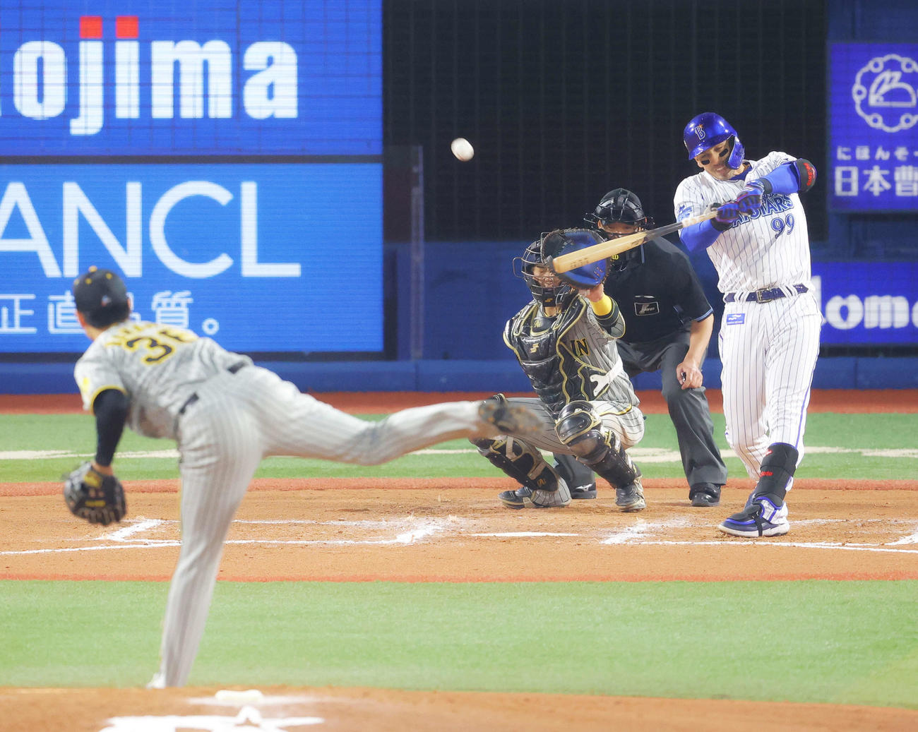 DeNA対阪神　延長10回裏DeNA無死、右越えにサヨナラ本塁打を放つソト。投手浜地（撮影・河田真司）