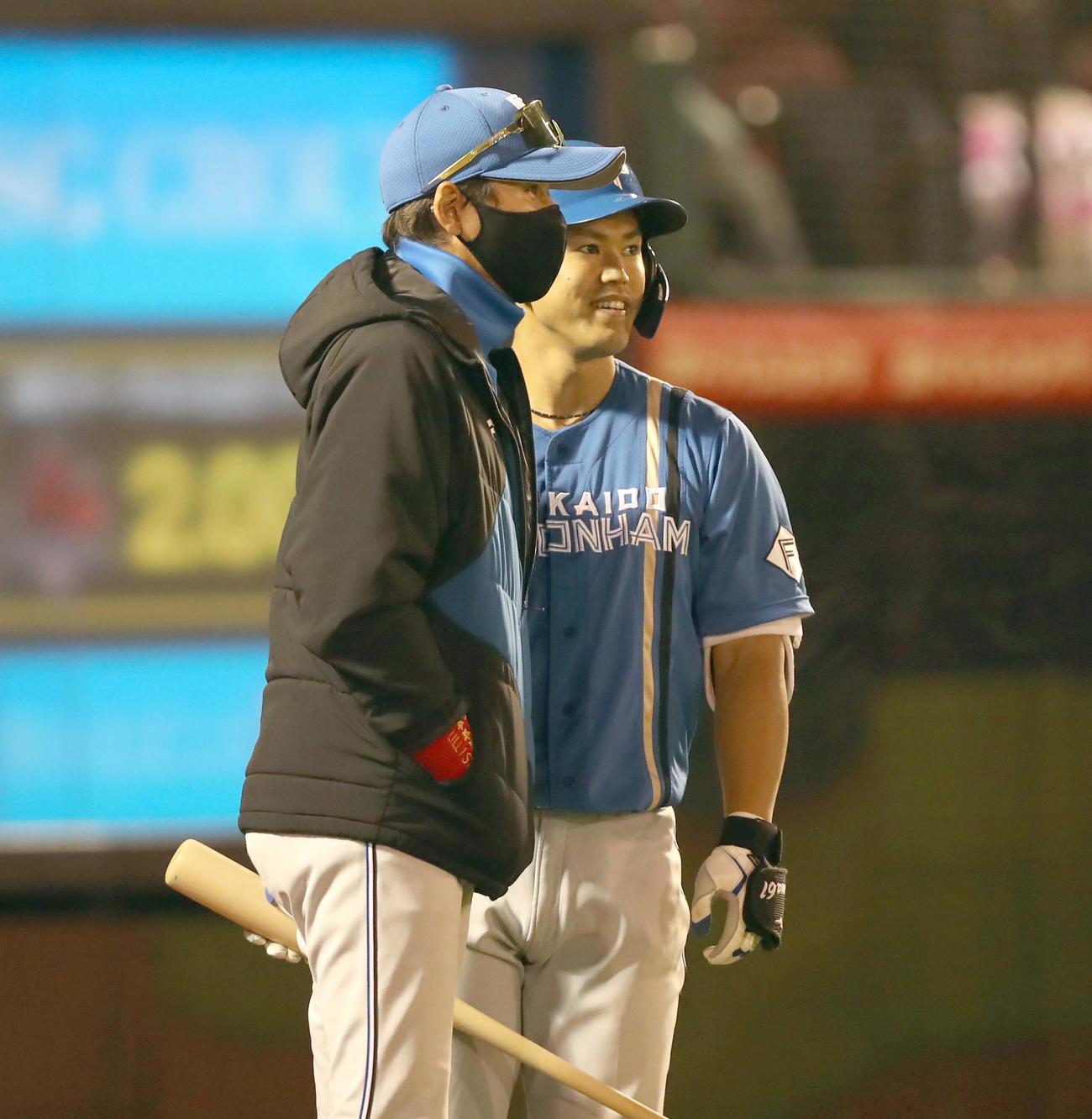 楽天対日本ハム　9回表日本ハム2死三塁、打席に入る今川に声をかける新庄監督（撮影・黒川智章）