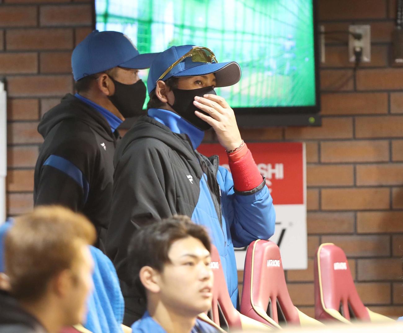 楽天対日本ハム　ベンチで渋い表情の新庄監督（撮影・黒川智章）