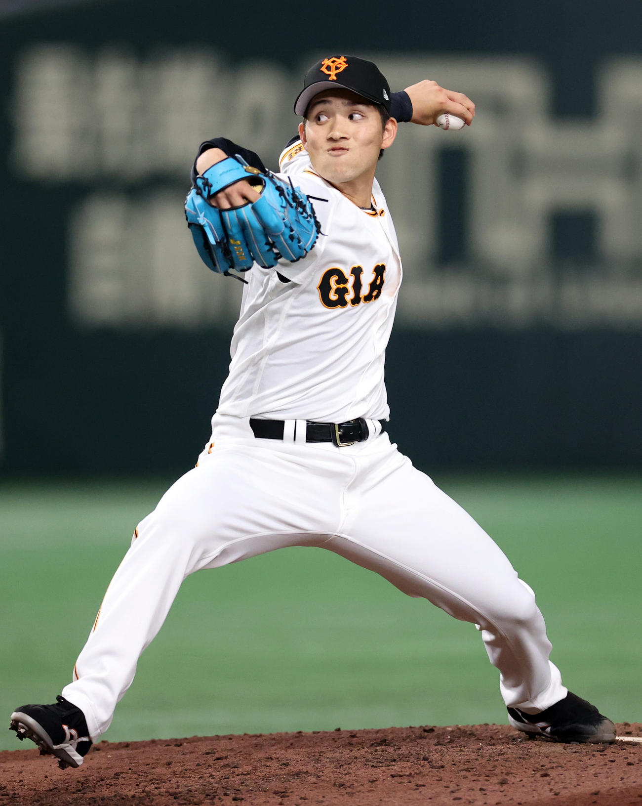 巨人対広島　7回表から登板する巨人3番手の高橋（撮影・狩俣裕三）