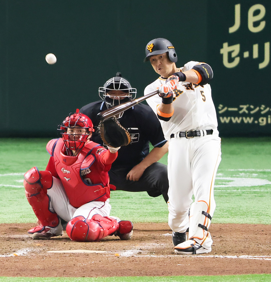 巨人対広島　8回裏巨人2死二塁、代打中島は右前適時打を放つ（撮影・足立雅史）