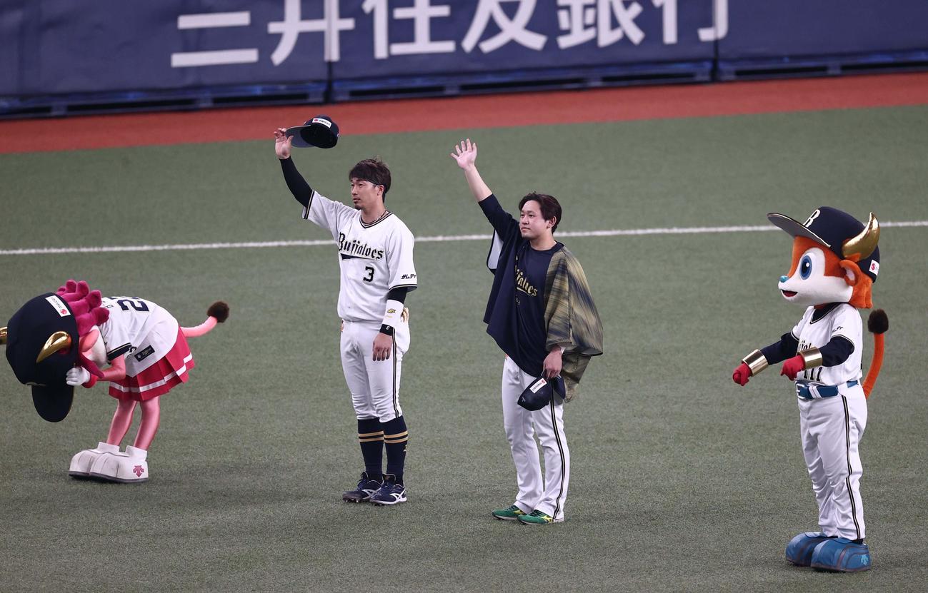 オリックス対ソフトバンク　ソフトバンクに勝利しファンに手を振る安達（左）と宮城（撮影・上田博志）