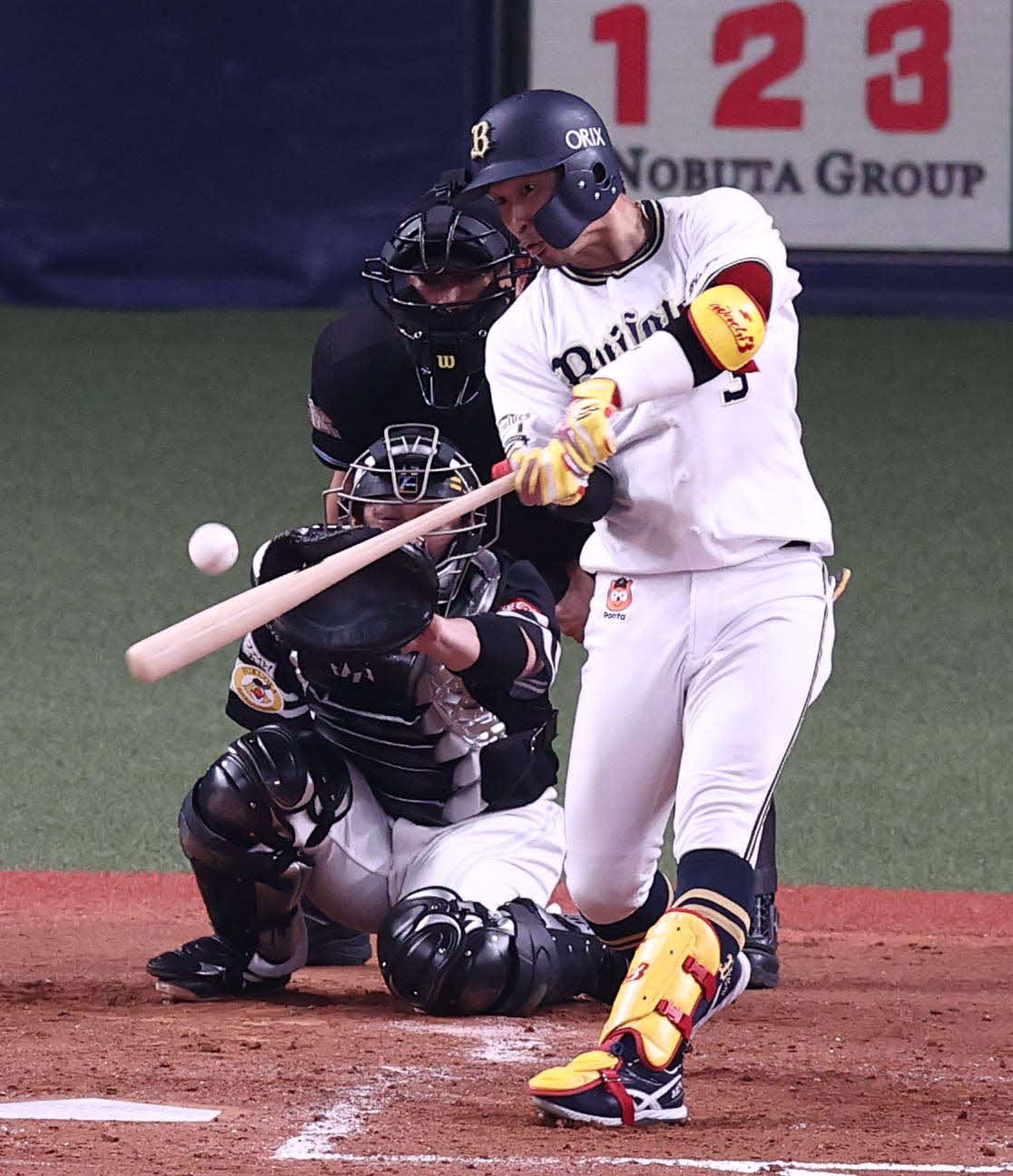 オリックス対ソフトバンク　4回裏オリックス1死、安達は中前に適時打を放つ（撮影・上田博志）