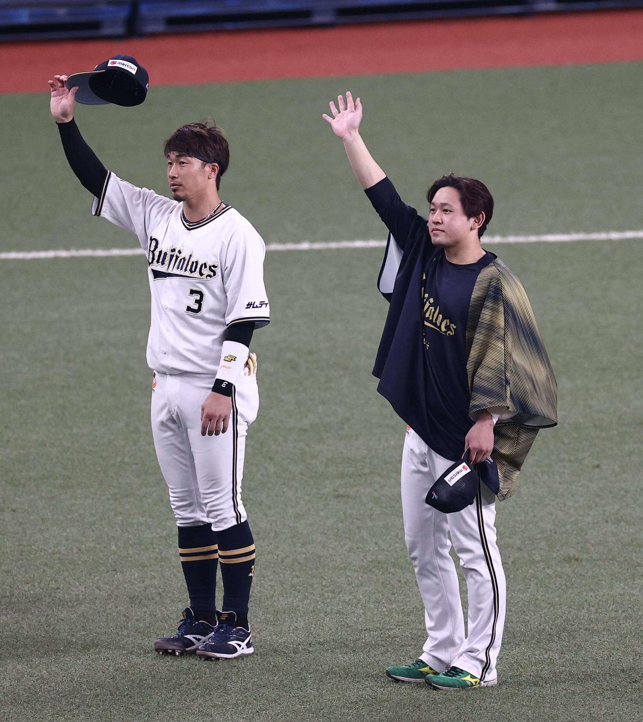 オリックス対ソフトバンク　ソフトバンクに勝利しファンに手を振る安達（左）と宮城（撮影・上田博志）
