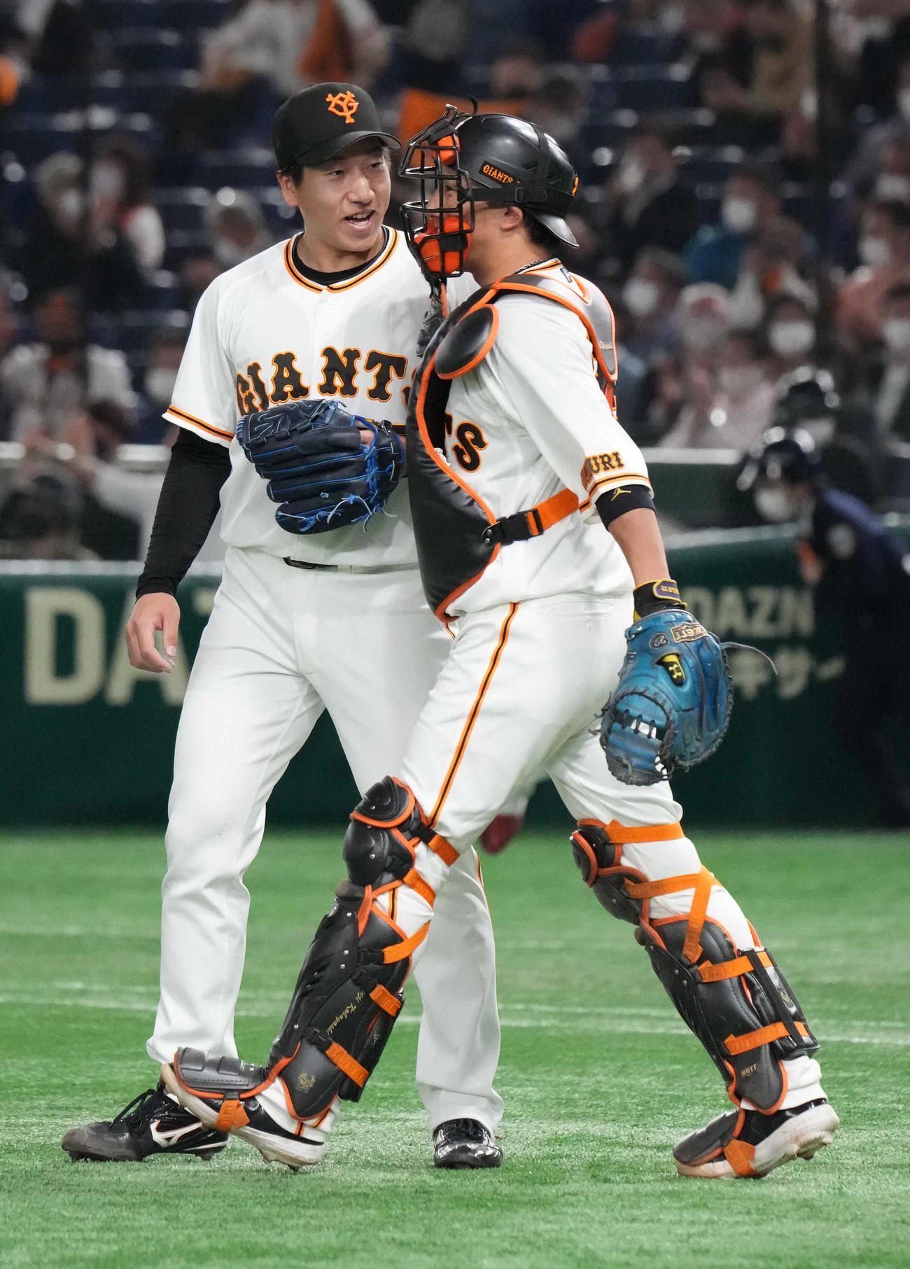 巨人対広島　巨人4番手で登板した大勢は無失点に抑え小林誠司（右）の祝福を受ける（撮影・小沢裕）