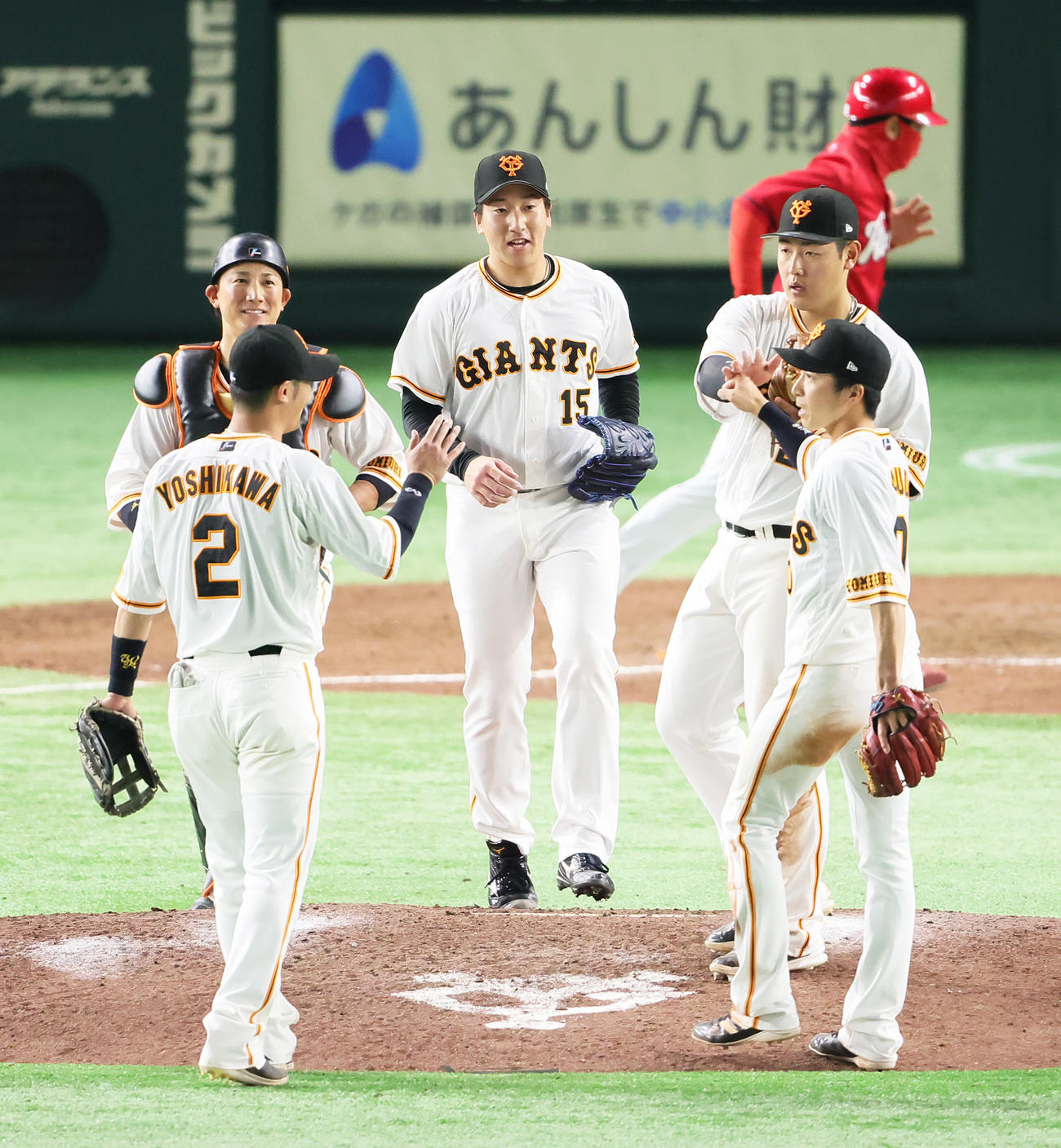 巨人対広島　3連勝を飾り喜ぶ巨人大勢（中央）ら（撮影・足立雅史）