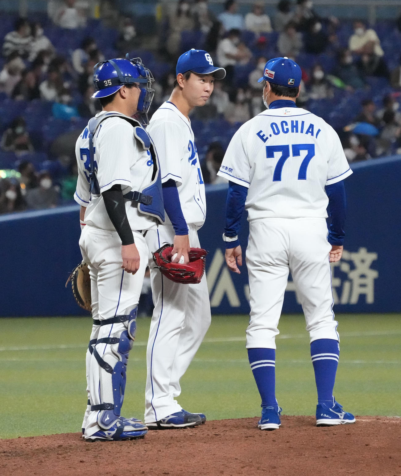 中日対ヤクルト　6回表ヤクルト2死、マウンド上で落合ヘッド兼投手コーチと言葉を交わす高橋宏（中央）（撮影・森本幸一）