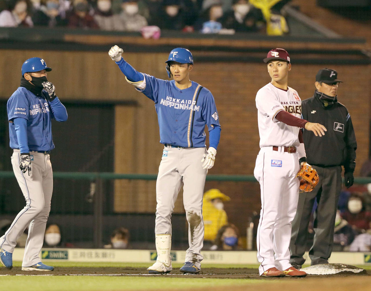 楽天対日本ハム　9回表日本ハム2死一、二塁、右中間に2点適時三塁打を放ちガッツポーズの石井（撮影・黒川智章）