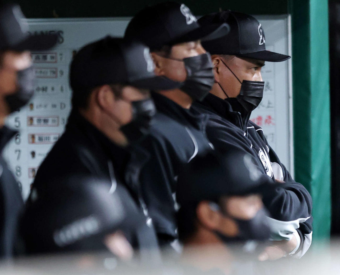 西武対ロッテ　無安打で試合が進み、ベンチで厳しい表情のロッテ井口監督（中央）（撮影・浅見桂子）