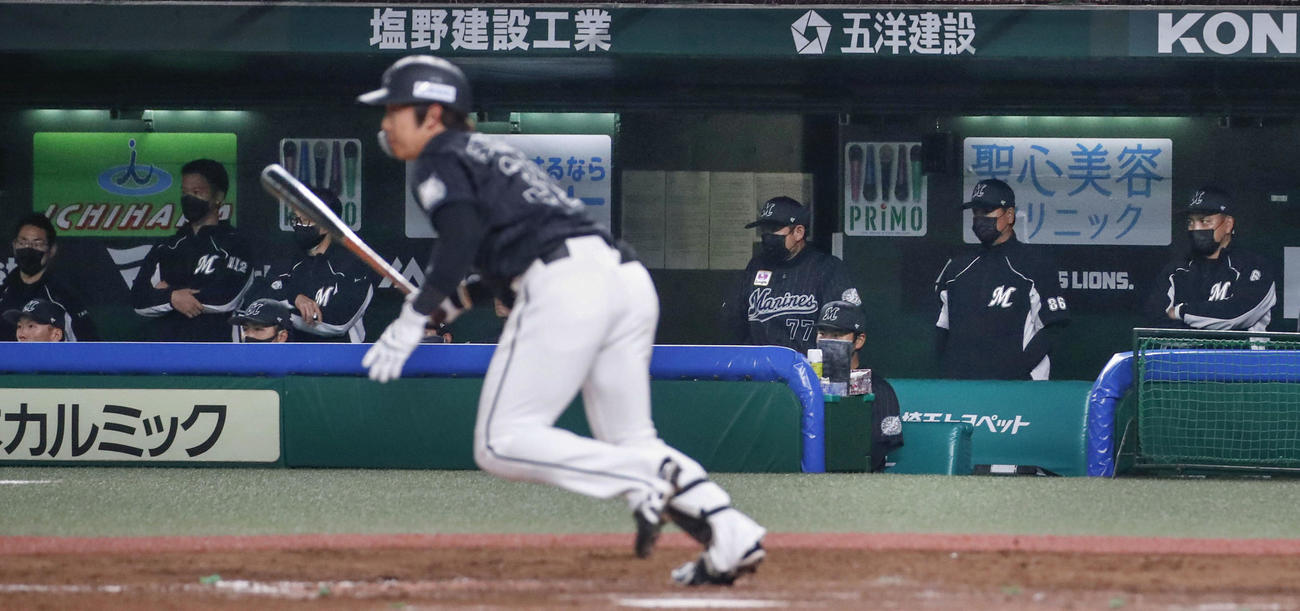 9回、点が取れず沈むロッテベンチ。最終打者の菅野は二ゴロに倒れ、3試合連続の零敗となる（共同）