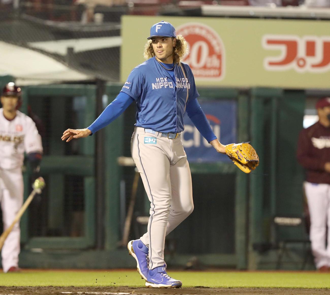 楽天対日本ハム　5回裏、西川に適時三塁打を浴びるポンセ（撮影・黒川智章）