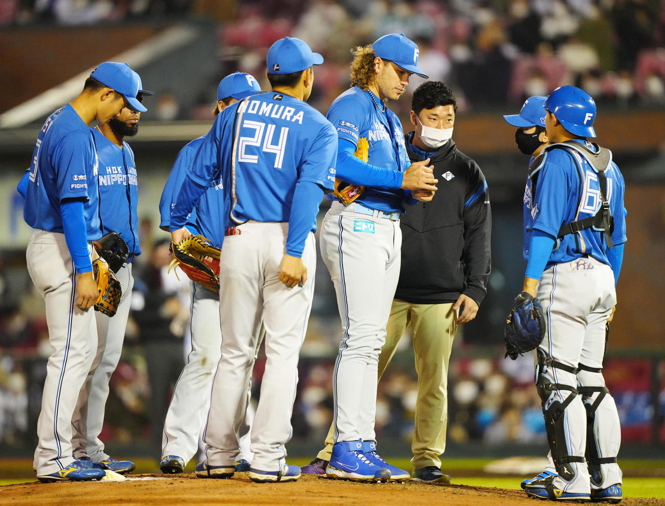 楽天対日本ハム　5回裏途中、マウンドで激励を受ける日本ハム先発のポンセ（右から4人目）（撮影・江口和貴）