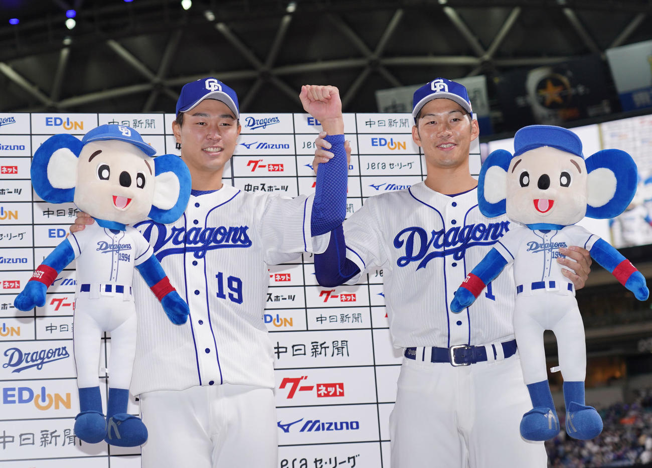 中日対ヤクルト　お立ち台でポーズを決める高橋宏（左）と京田（撮影・森本幸一）