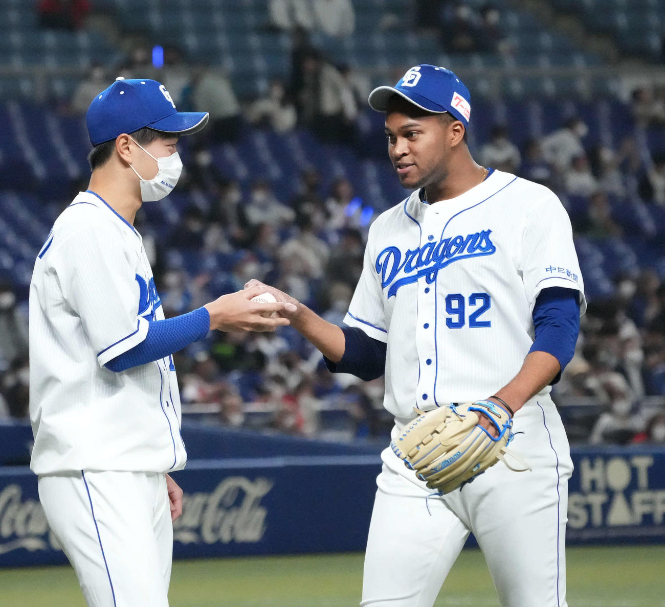 中日対ヤクルト　試合終了、R・マルティネス（右）から勝利球を受け取る高橋宏（左）（撮影・森本幸一）