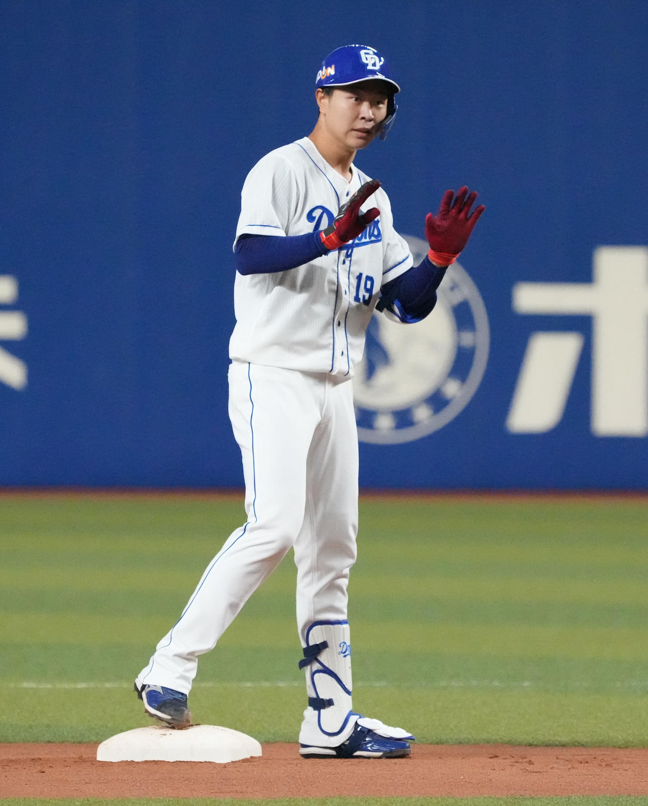 中日対ヤクルト　4回裏中日1死、右二塁打を放った高橋宏（撮影・森本幸一）