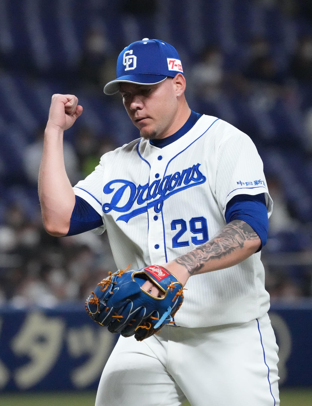 中日対ヤクルト　8回表ヤクルト2死一、二塁、塩見を三振に打ち取りガッツポーズをする中日3番手のロドリゲス（撮影・森本幸一）