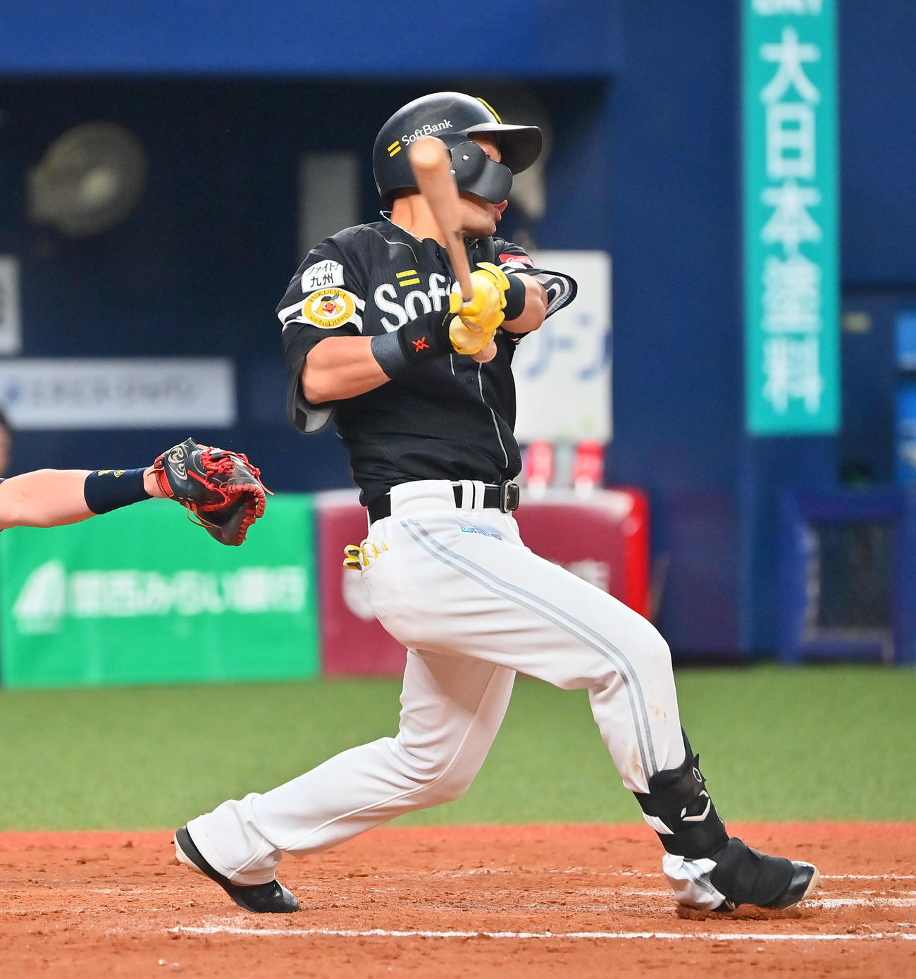 オリックス対ソフトバンク　8回裏ソフトバンク2死一塁、右越えに適時三塁打を放つ中村晃（撮影・和賀正仁）