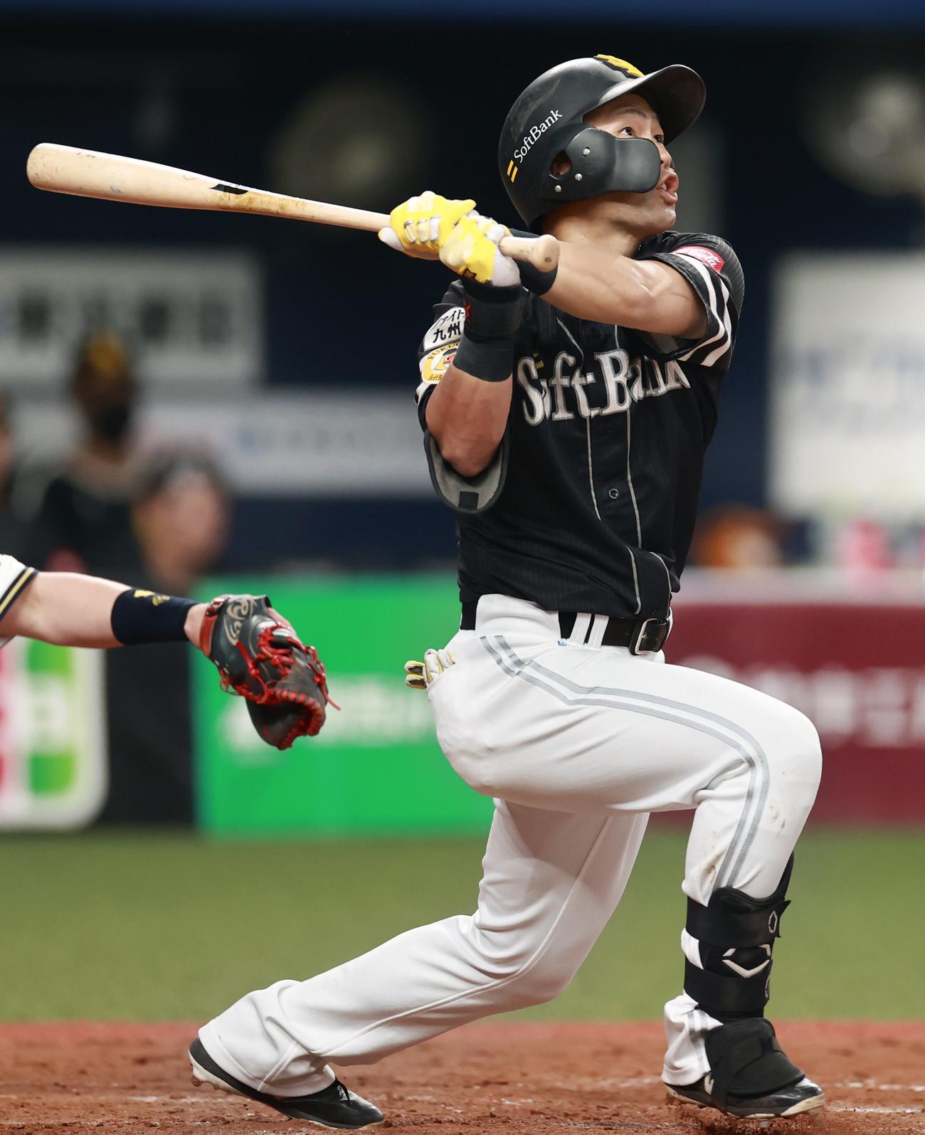 8回ソフトバンク2死一塁、中村晃が右翼線に適時三塁打を放つ（共同）