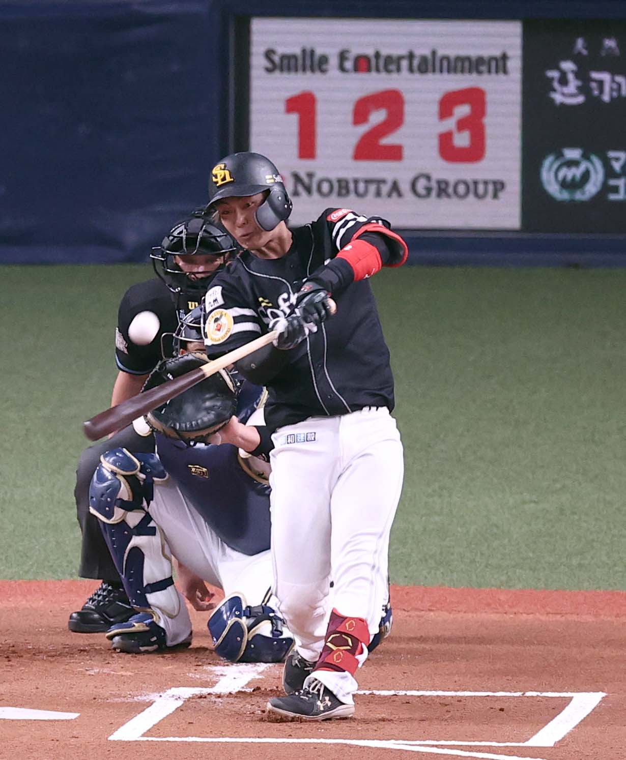 オリックス対ソフトバンク　1回表ソフトバンク1死、今宮は左越えに先制ソロ本塁打を放つ（撮影・上田博志）