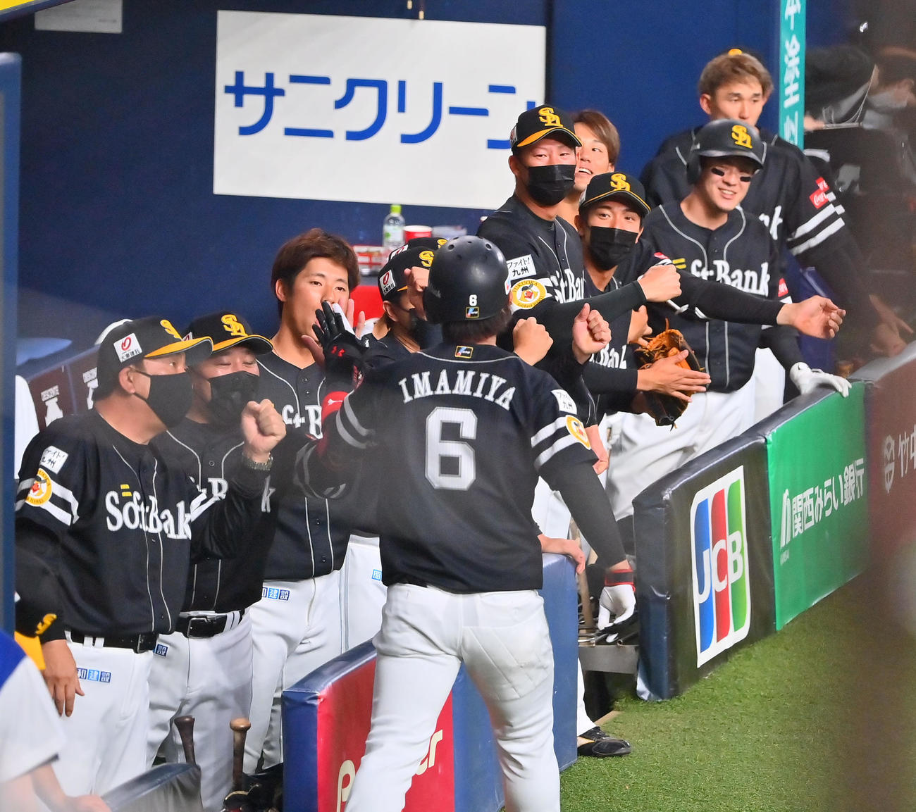 オリックス対ソフトバンク　1回表ソフトバンク1死、今宮は左後に先制本塁打を放ち、ナインの祝福を受ける（撮影・和賀正仁）
