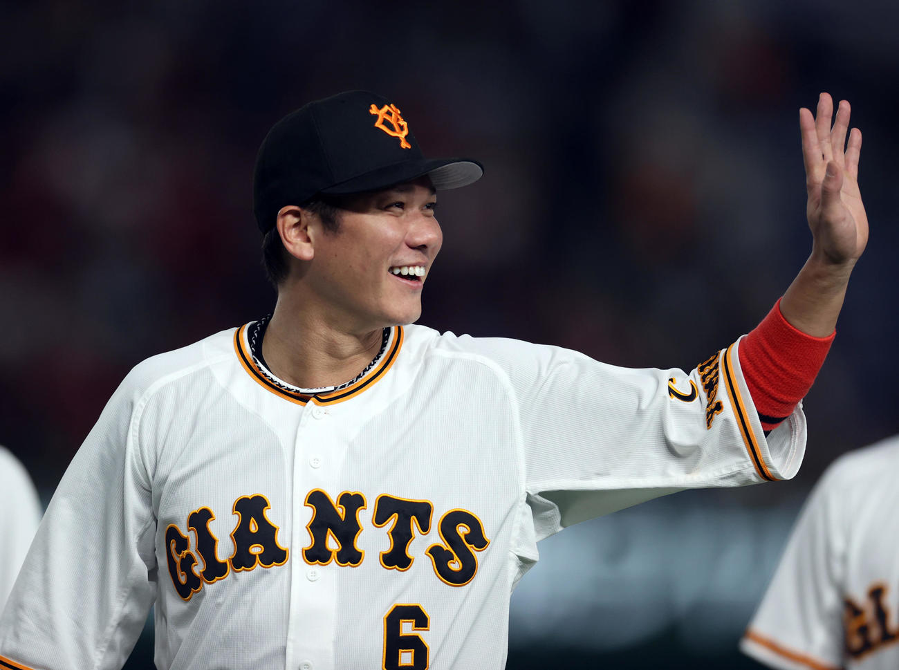 巨人対広島　勝利を収め、ファンにあいさつする巨人坂本（撮影・狩俣裕三）