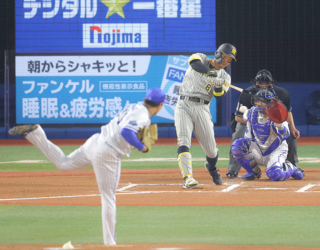 DeNA対阪神　6回表阪神無死、右前打を放つ佐藤輝。投手東（撮影・河田真司）