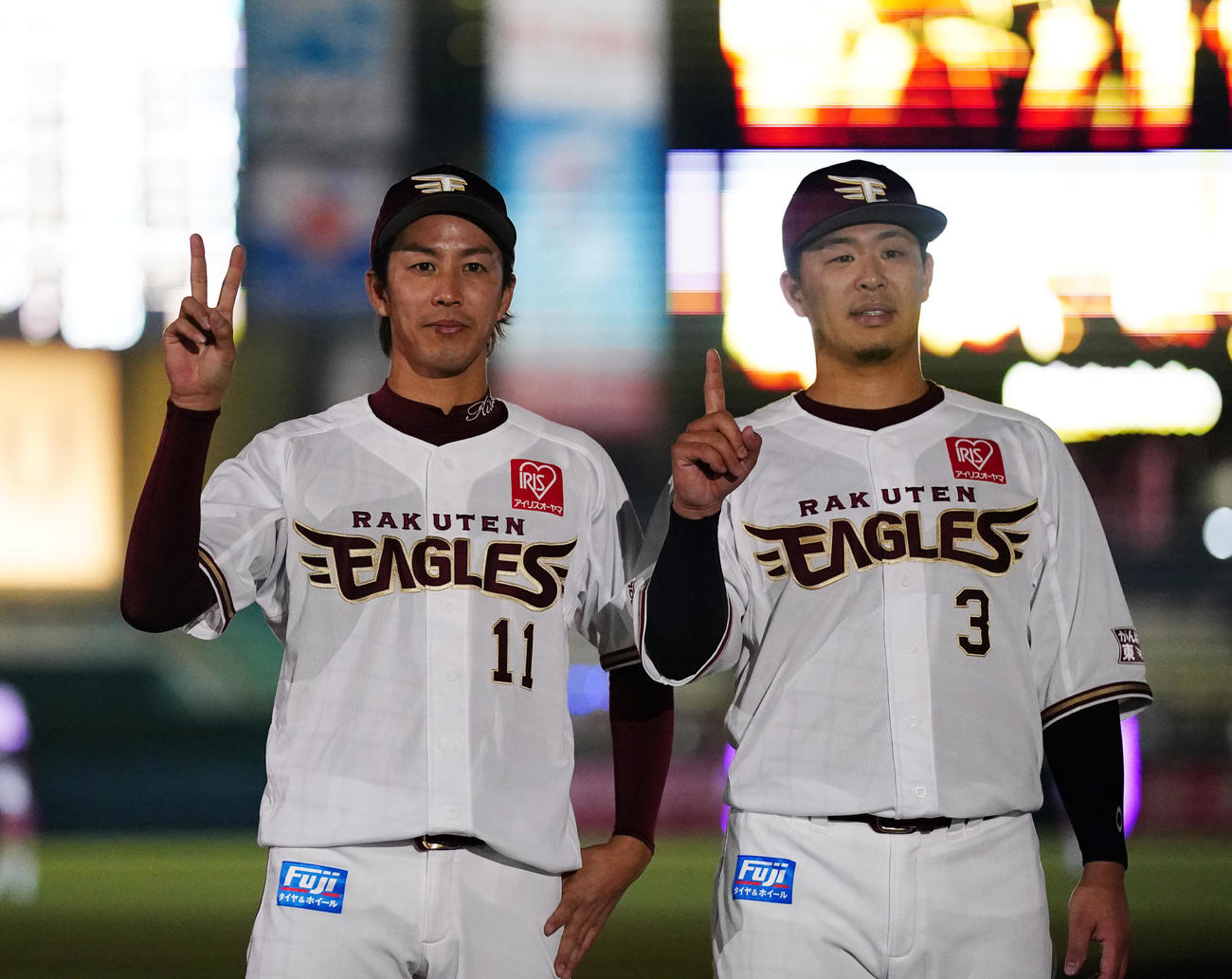 楽天対日本ハム　試合後、ポーズを決める楽天岸（左）と浅村（撮影・江口和貴）