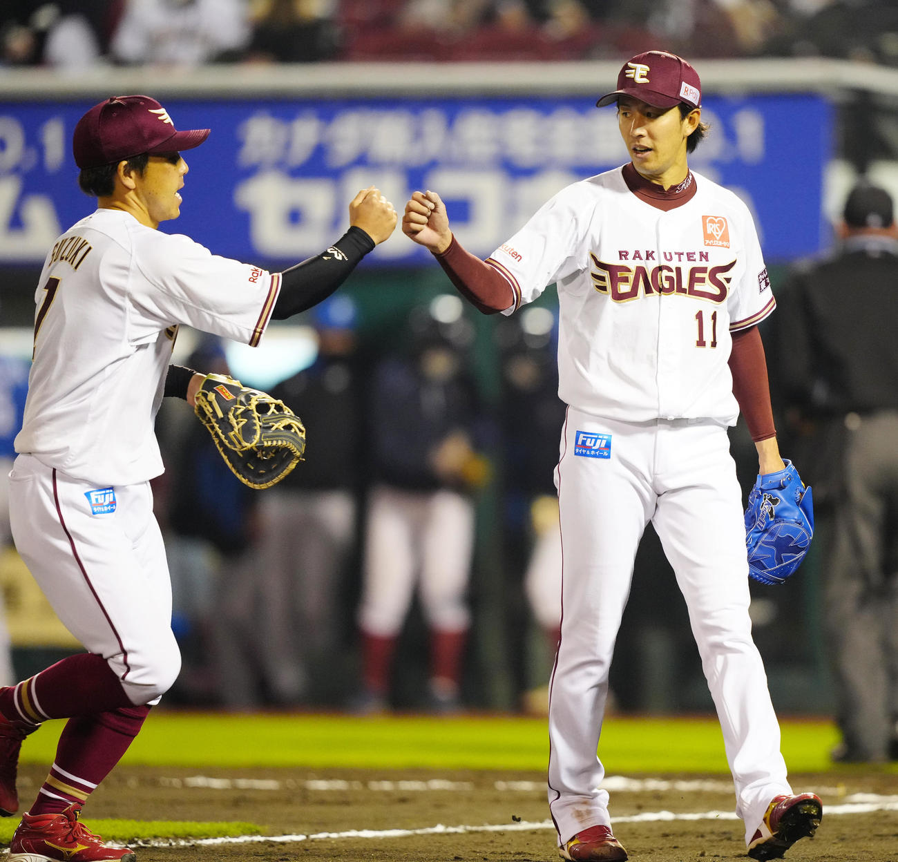 楽天対日本ハム　7回表終了後、楽天鈴木大（左）とタッチを交わす先発の岸（撮影・江口和貴）