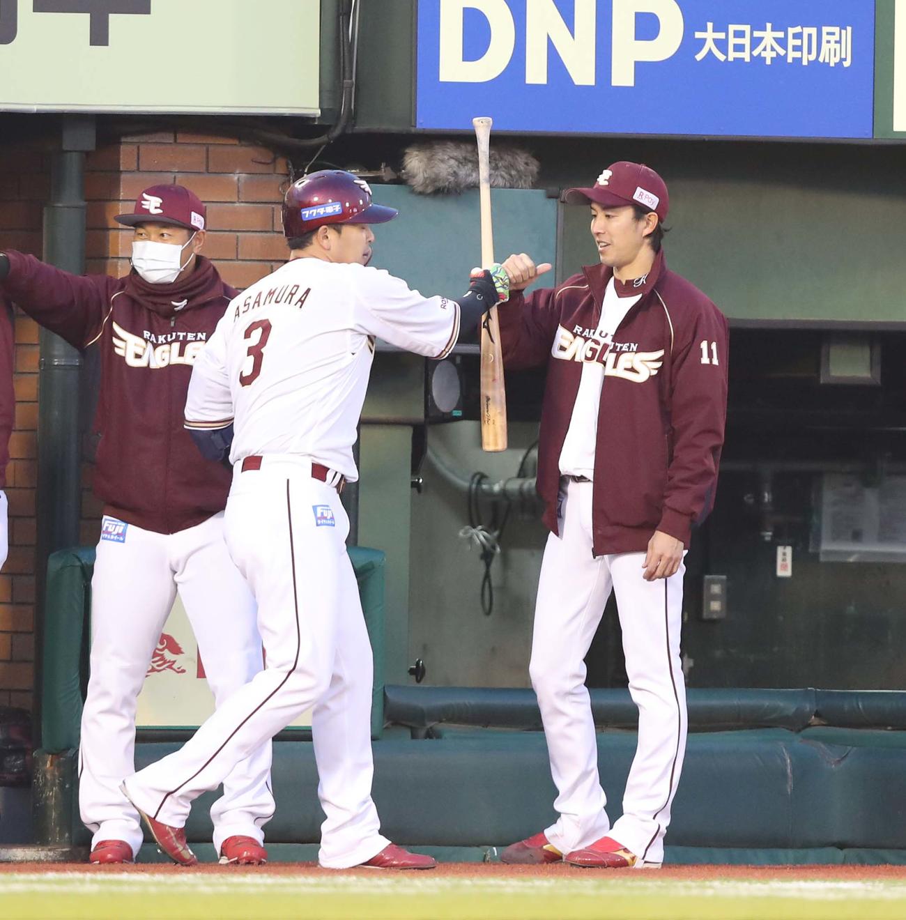 楽天対日本ハム　1回裏、2点本塁打を放った浅村を出迎える岸（撮影・黒川智章）