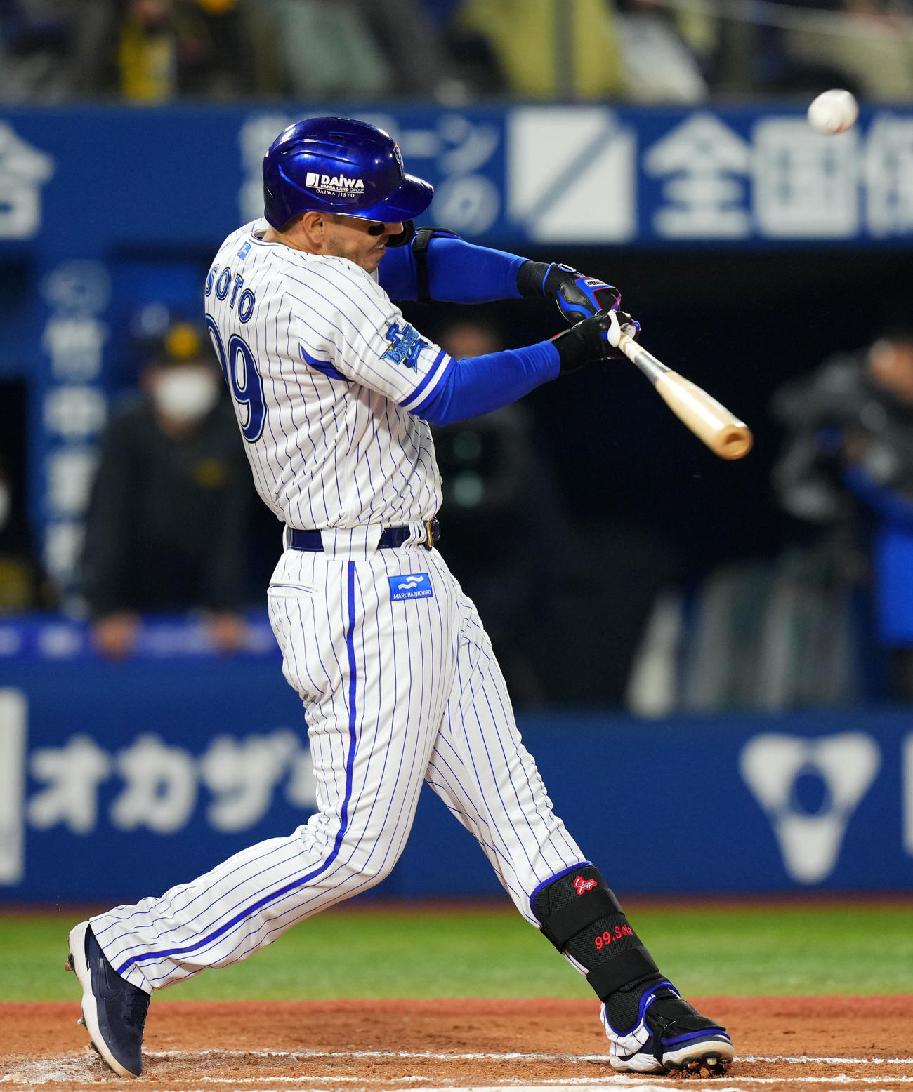 DeNA対阪神　10回裏DeNA無死、サヨナラとなる右越え本塁打を放つソト（撮影・横山健太）