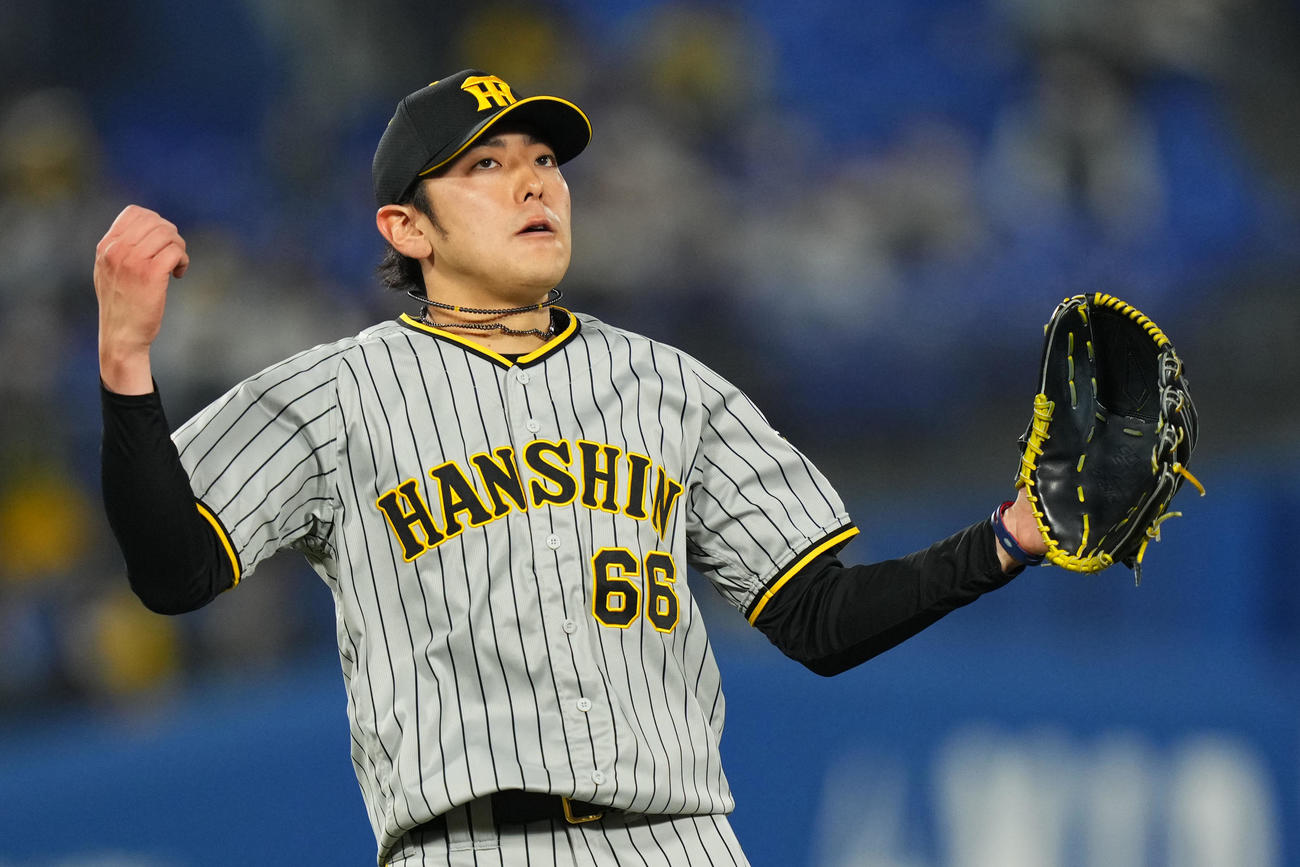 DeNA対阪神　6回裏を無失点に抑えグローブをたたく阪神小川（撮影・横山健太）