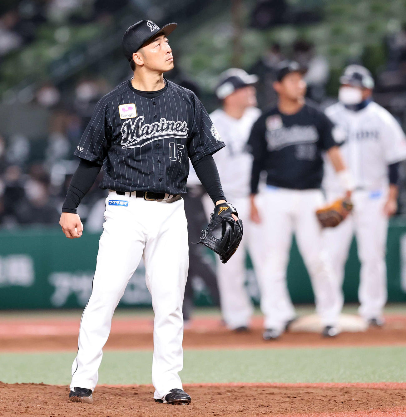 西武対ロッテ　7回裏西武無死、山川（後方）に左前打を許し、悔しそうな美馬（撮影・浅見桂子）