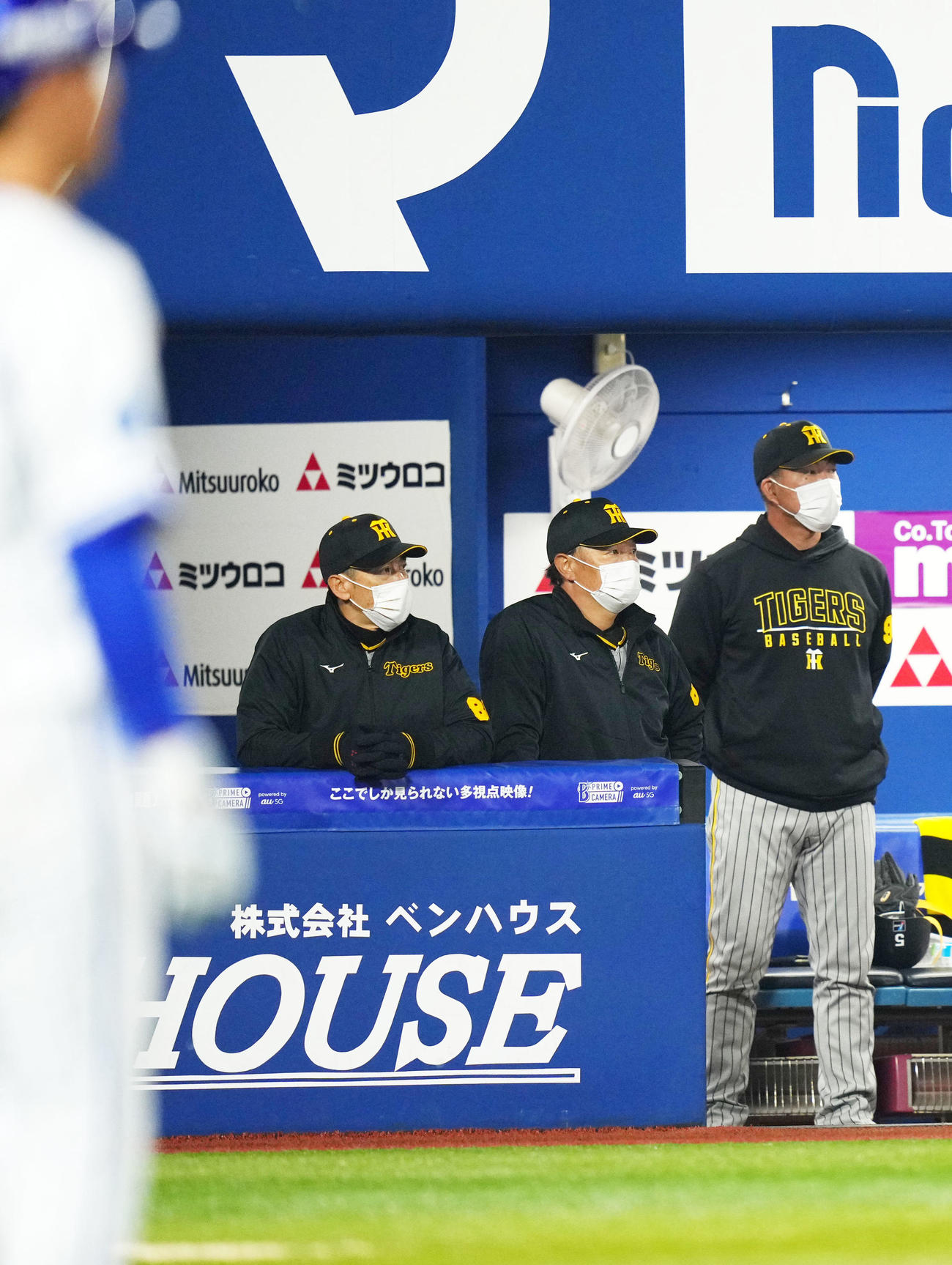 DeNA対阪神　サヨナラでDeNAに敗れスコアを見つめる阪神矢野監督（左）（撮影・横山健太）