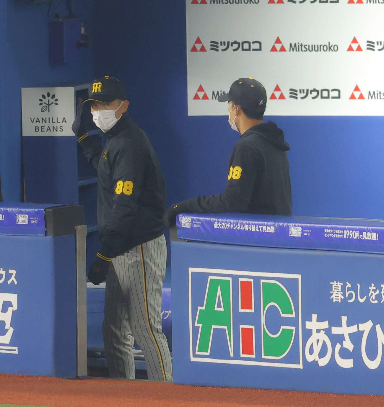 DeNA対阪神　2回裏を終え、ベンチで小幡（右）にアドバイスする矢野監督（撮影・河田真司）