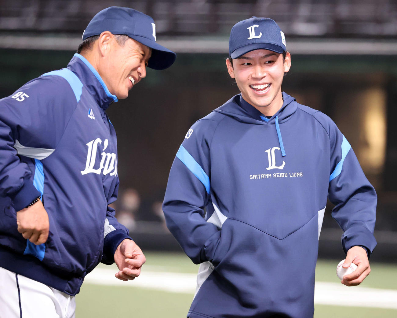 西武対ロッテ　プロ初勝利の水上（右）は辻監督から称えられ笑顔（撮影・浅見桂子）