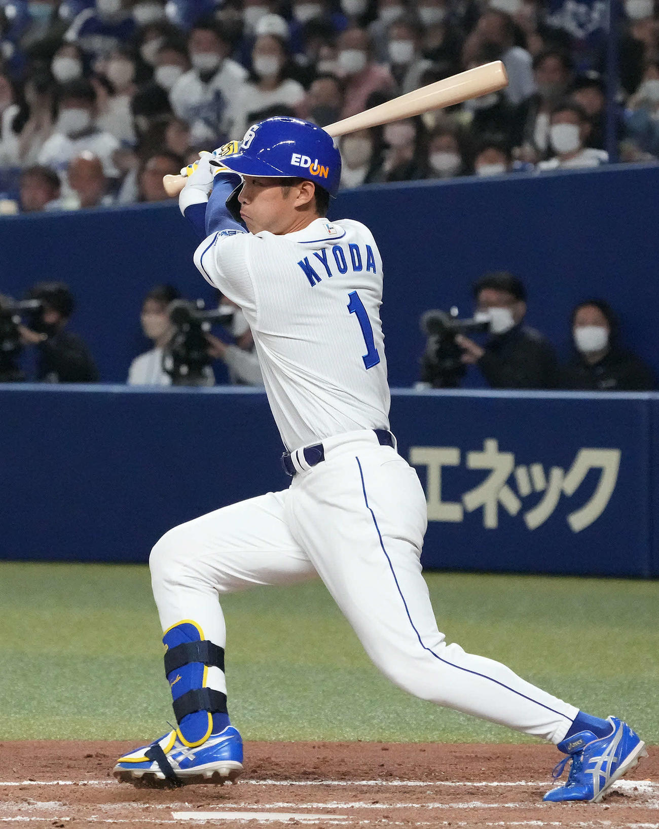 中日対ヤクルト　2回裏中日無死満塁、中前先制2点適時打を放つ京田（撮影・森本幸一）