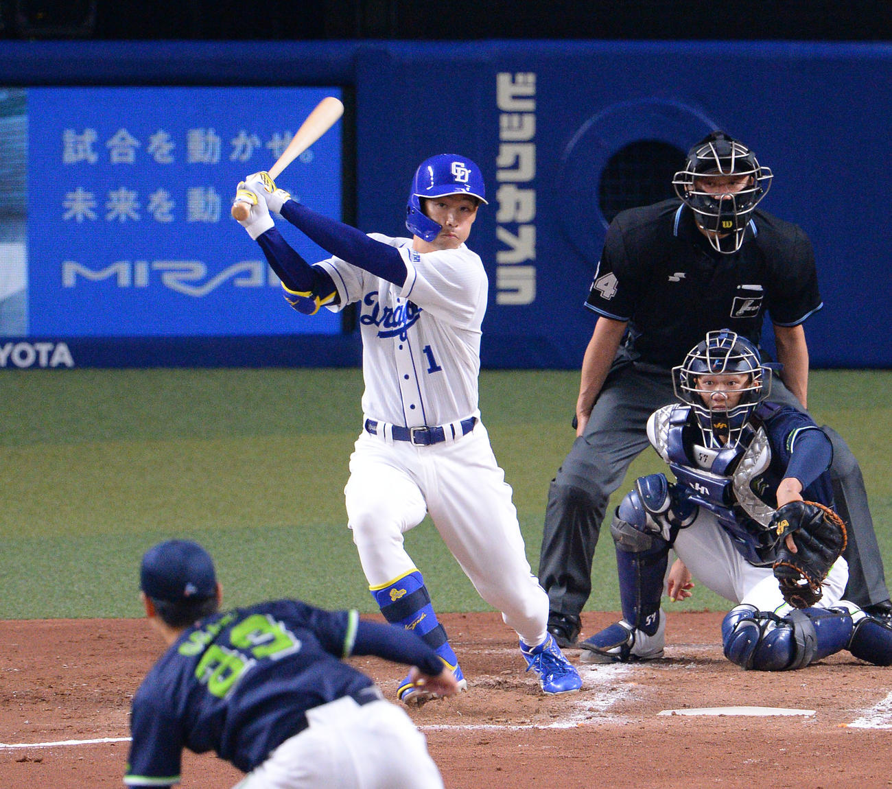中日対ヤクルト　2回裏中日無死満塁、中前2点適時打を放つ京田（撮影・森本幸一）