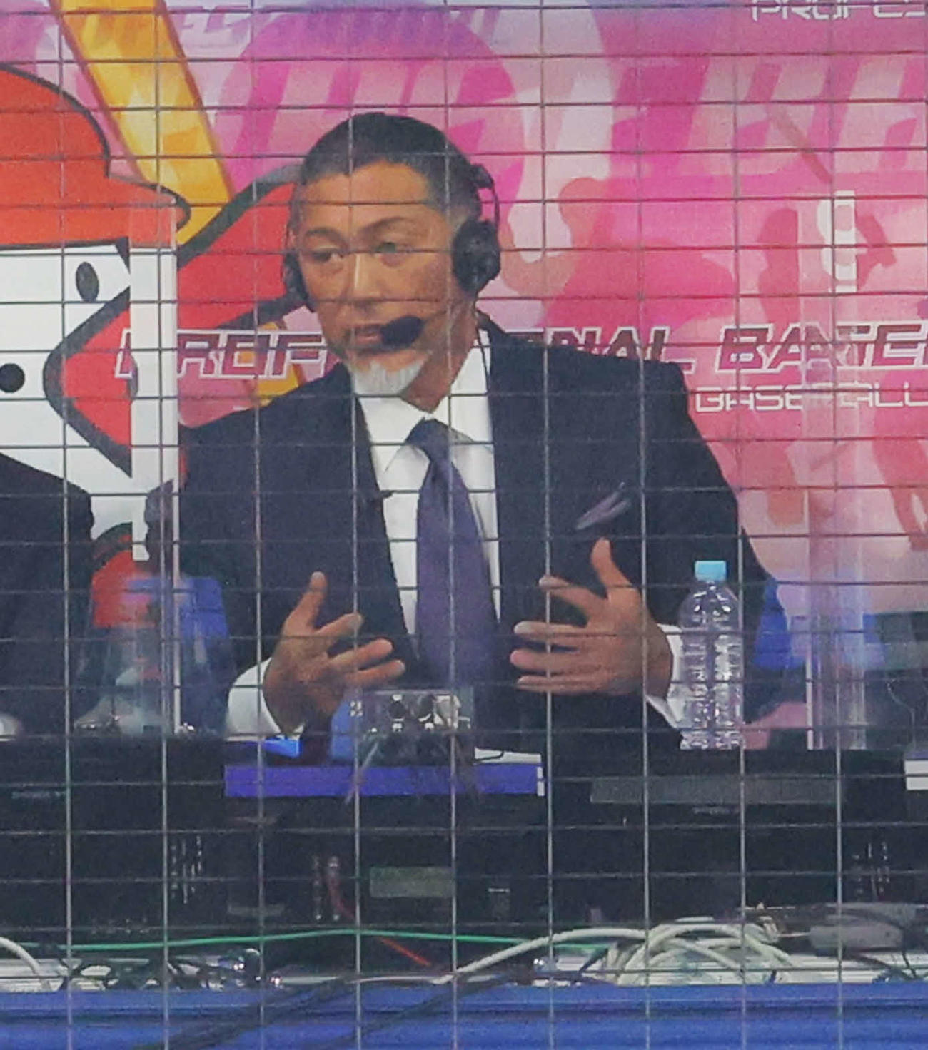 DeNA対阪神　身振りを交え解説する清原氏（撮影・河田真司）