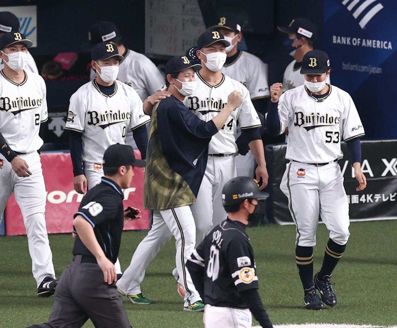 オリックス対ソフトバンク　宮城（中央）はソフトバンクに勝利し笑顔でガッツポーズする（撮影・上田博志）