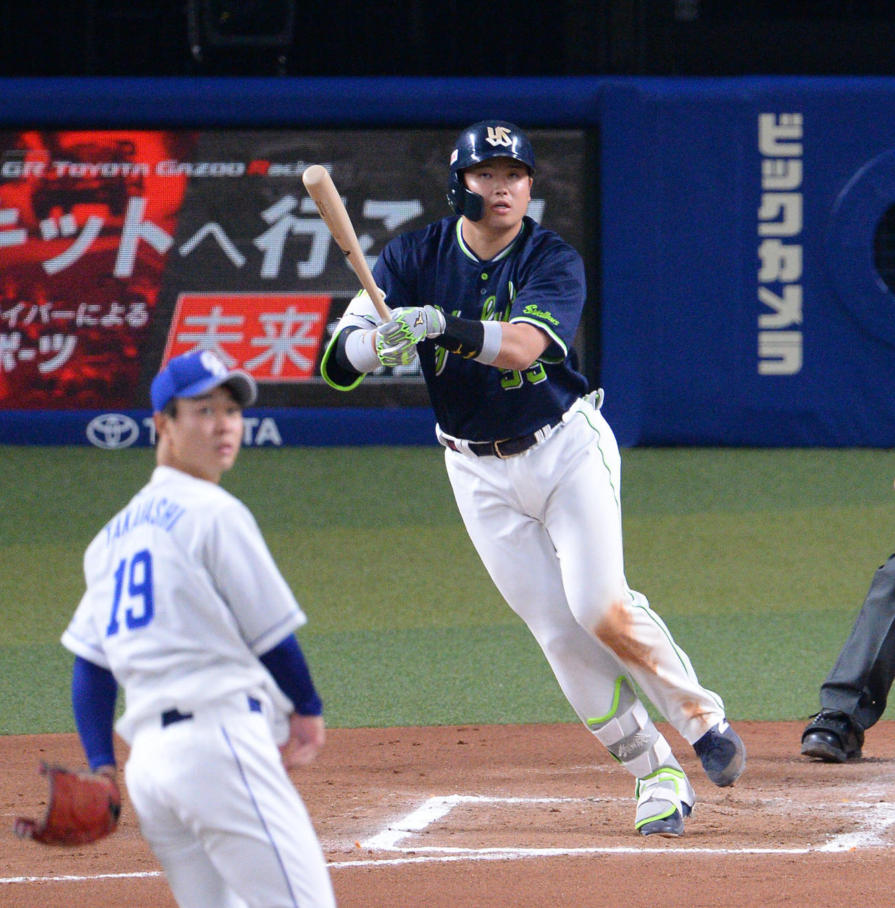 中日対ヤクルト　6回表ヤクルト2死、中越え本塁打を放つ村上（撮影・森本幸一）