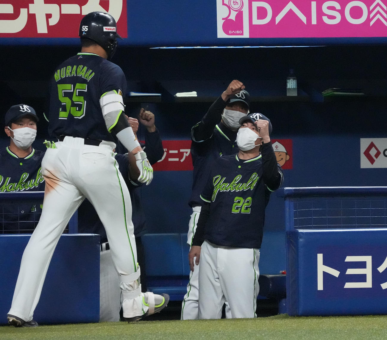 中日対ヤクルト　6回表ヤクルト2死、中越え本塁打を放った村上を迎える高津監督（撮影・森本幸一）