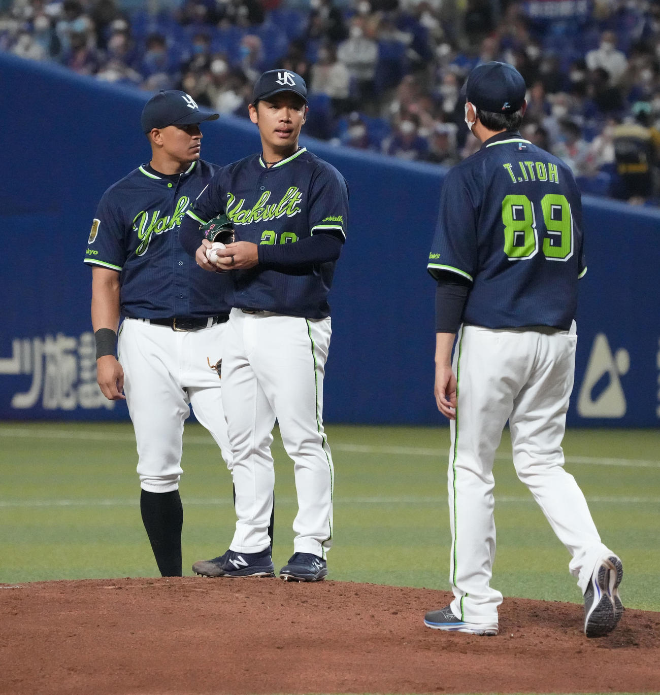 中日対ヤクルト　2回裏中日無死一、二塁、京田に中前2点適時打を打たれ伊藤投手コーチと言葉を交わす小川（中央）（撮影・森本幸一）